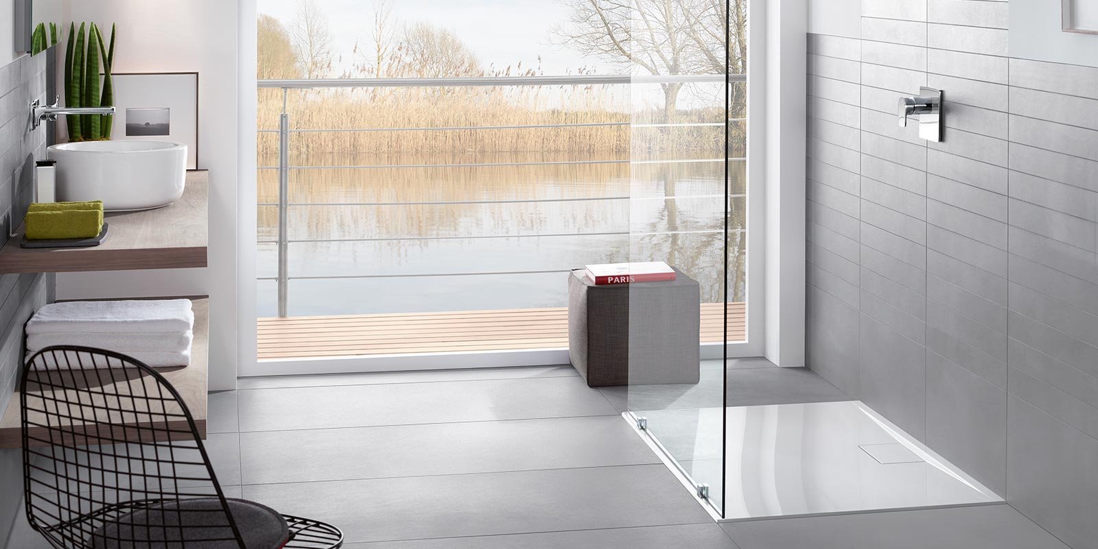 Ein Bad mit einem Blick aufs Wasser