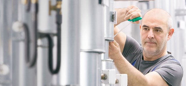 Ein Pumpenhersteller arbeitet an einer Heizungspumpe