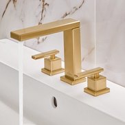 Ein Waschbecken mit goldenen Armaturen