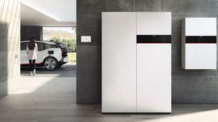 Eine Garage in dem ein Stromspeicher von Vissmann ist, und ein E-Auto geladen wird