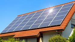 Eine Photovoltaikanlage auf einem Seildach