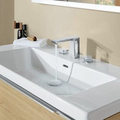 Ein Waschbecken in dem das Wasser laeuft