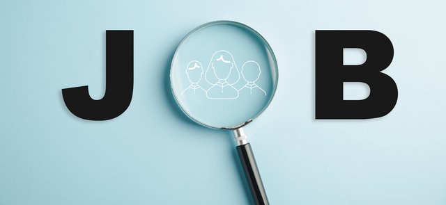 Ein hellblauer Hintergrund auf dem JOB steht das O ist als Lupe abgebildet